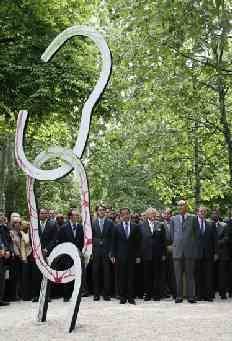Inauguration du monument national. 10 mai 2007. Jardin du Luxembourg, Paris. © Service photographique de la Présidence de la République. D. Noizet. Tous droits réservés. 
