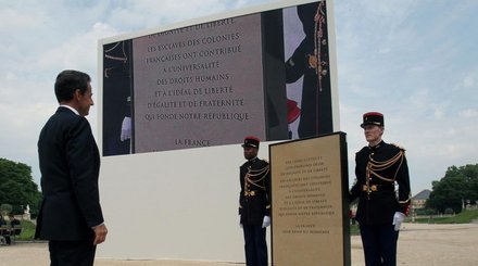 Dévoilement de la stèle par le chef de l'Etat